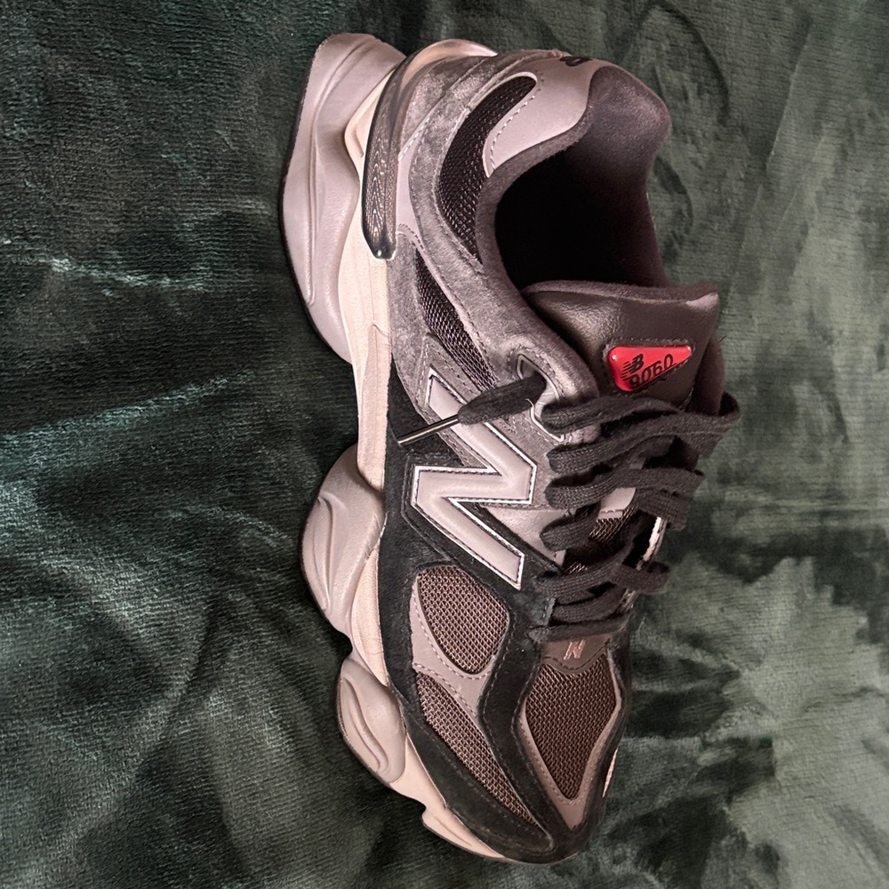 New Balance Black and Gray Chunky 9060 Runner